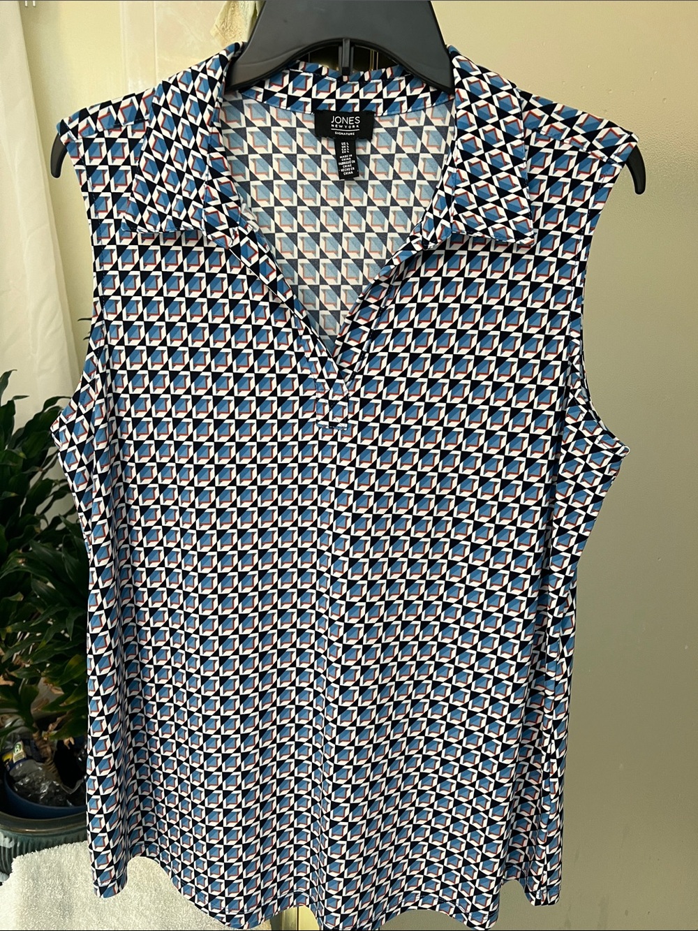 Jones New York Sleeveless Geometric Print Top in Blue, White, Black